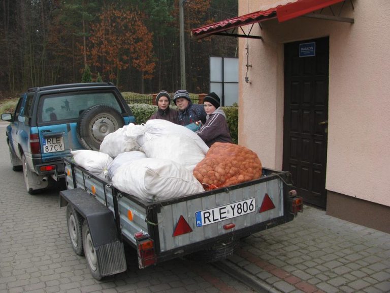 Dokarmianie przez młodzież Zespołu Szkół w Brzózie Królewskiej 26.12.2016  - 