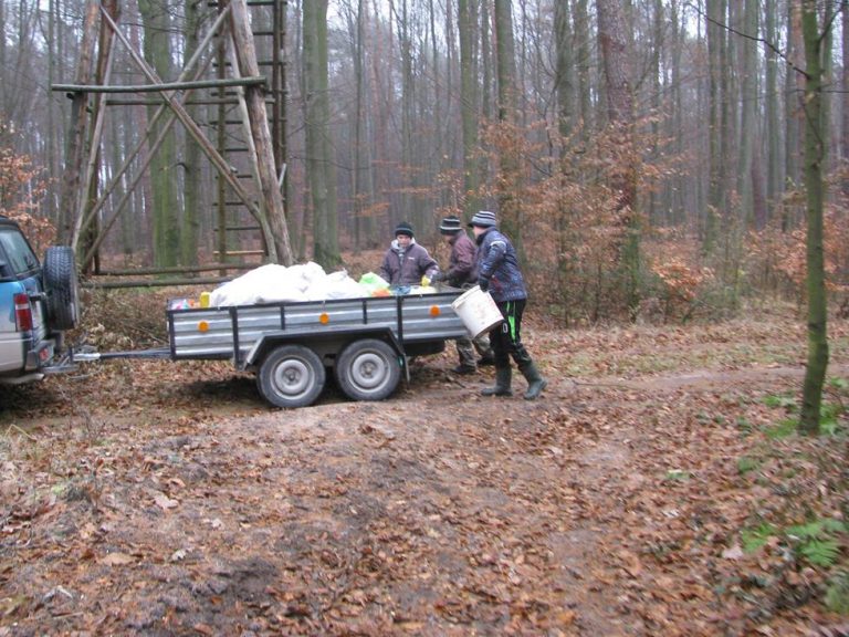 Dokarmianie przez młodzież Zespołu Szkół w Brzózie Królewskiej 26.12.2016  - 