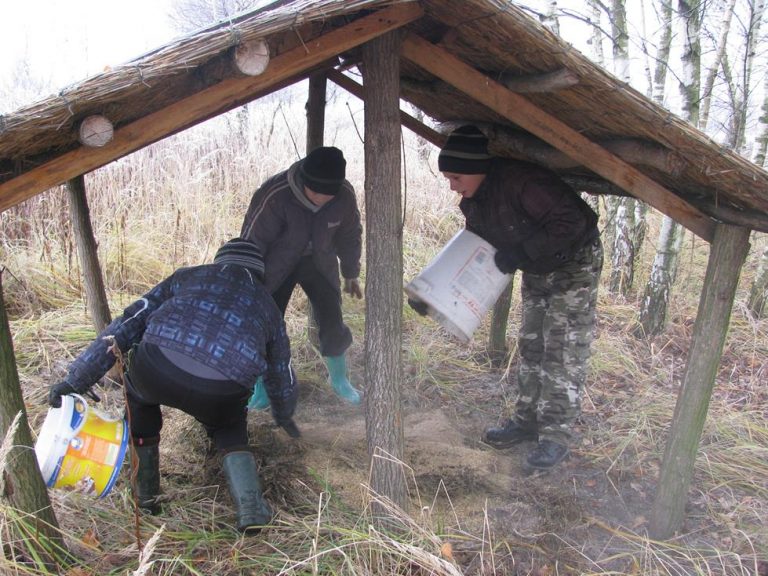 Dokarmianie przez młodzież Zespołu Szkół w Brzózie Królewskiej 26.12.2016  - 