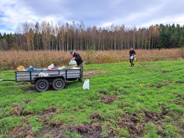 Młodzież pomaga zwierzynie leśnej przetrwać zimę .  - 