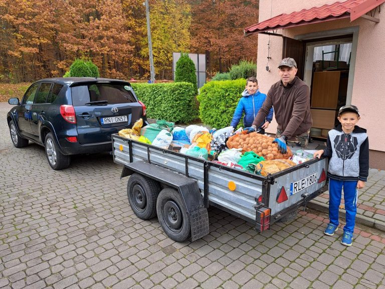 Młodzież pomaga zwierzynie leśnej przetrwać zimę .  - 