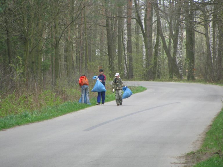 Myśliwi razem z młodzieżą szkolną sprzątają las  - 