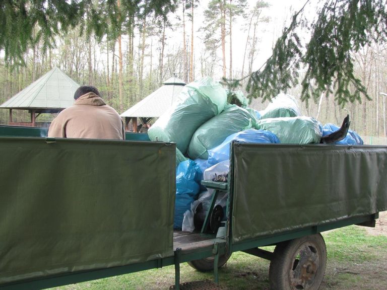 Myśliwi razem z młodzieżą szkolną sprzątają las  - 