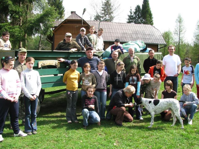 Myśliwi razem z młodzieżą szkolną sprzątają las  - 
