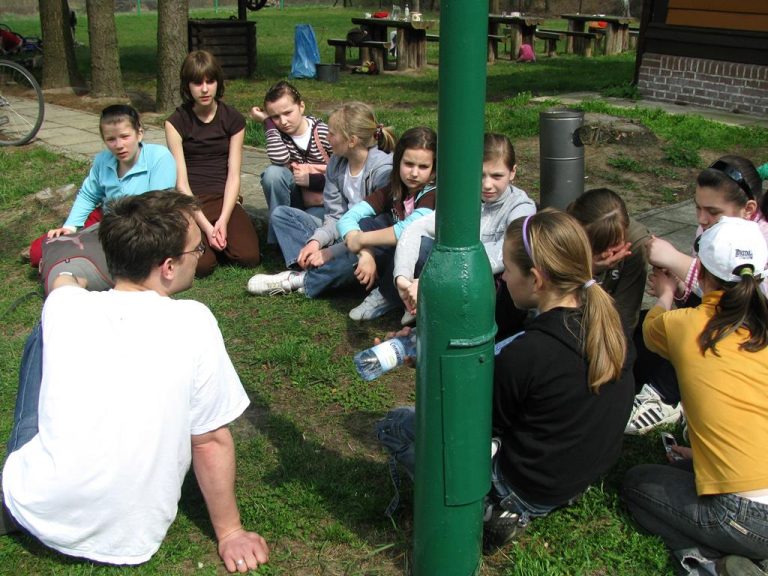 Myśliwi razem z młodzieżą szkolną sprzątają las  - 