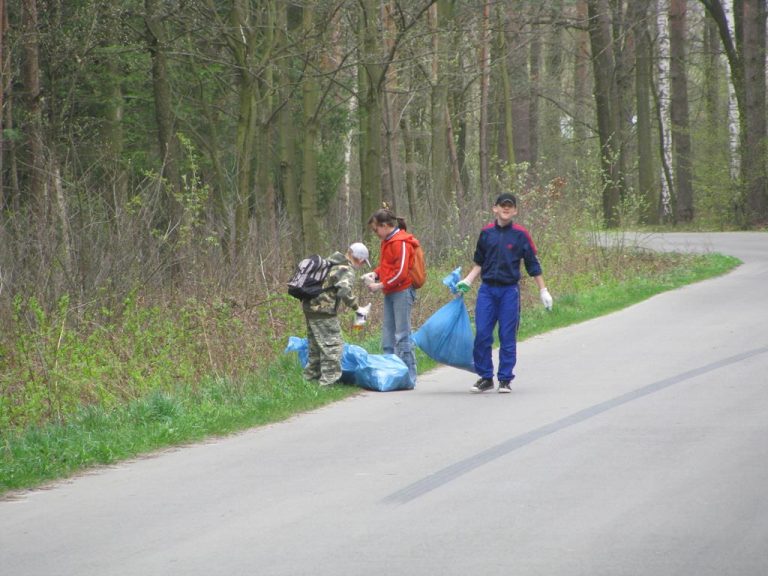 Myśliwi razem z młodzieżą szkolną sprzątają las  - 