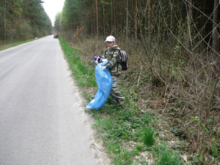 Myśliwi razem z młodzieżą szkolną sprzątają las  - 