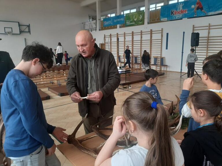 Akcji zbierania kasztanów i żołędzi przez uczniów Szkoły Podstawowej nr 3 w Leżajsku  - 