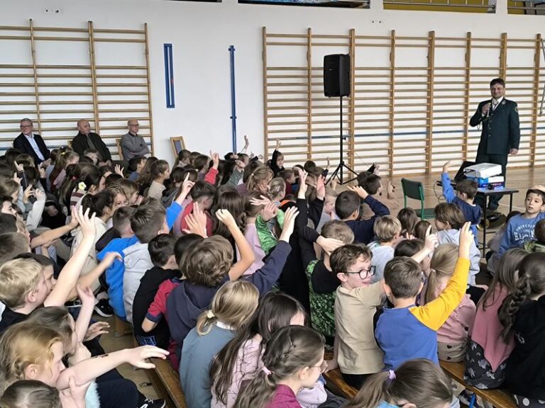 Akcji zbierania kasztanów i żołędzi przez uczniów Szkoły Podstawowej nr 3 w Leżajsku  - 