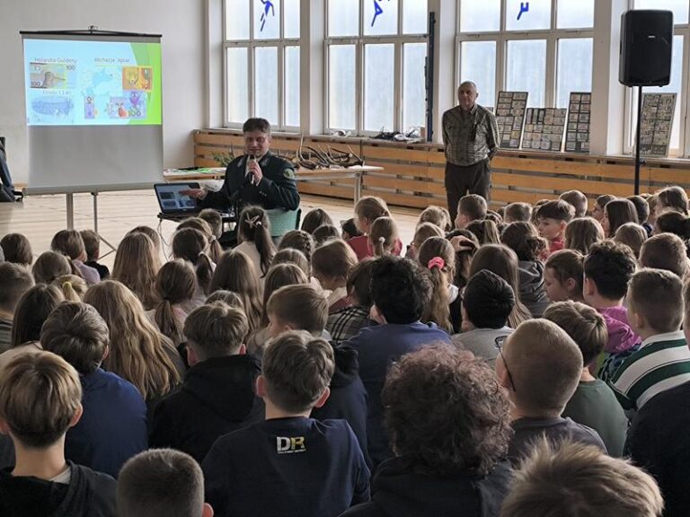 Akcji zbierania kasztanów i żołędzi przez uczniów Szkoły Podstawowej nr 3 w Leżajsku  - 