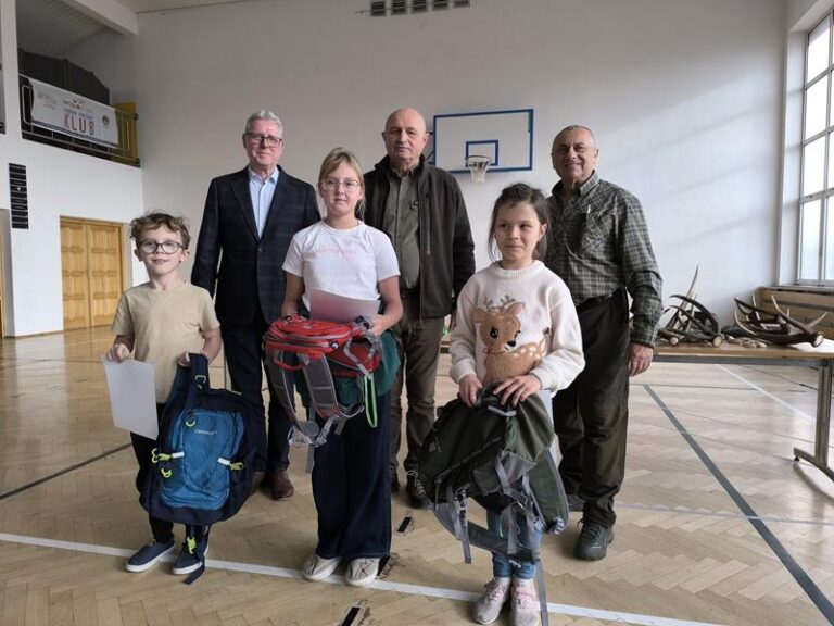 Akcji zbierania kasztanów i żołędzi przez uczniów Szkoły Podstawowej nr 3 w Leżajsku  - 