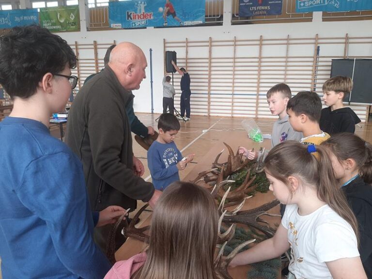 Akcji zbierania kasztanów i żołędzi przez uczniów Szkoły Podstawowej nr 3 w Leżajsku  - 