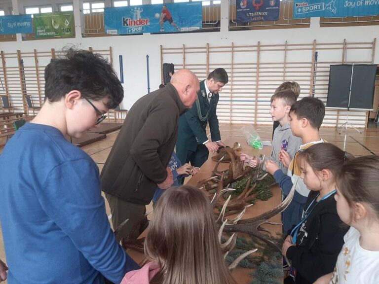 Akcji zbierania kasztanów i żołędzi przez uczniów Szkoły Podstawowej nr 3 w Leżajsku  - 