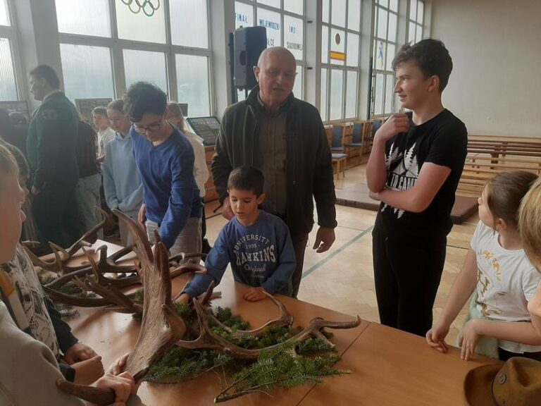 Akcji zbierania kasztanów i żołędzi przez uczniów Szkoły Podstawowej nr 3 w Leżajsku  - 