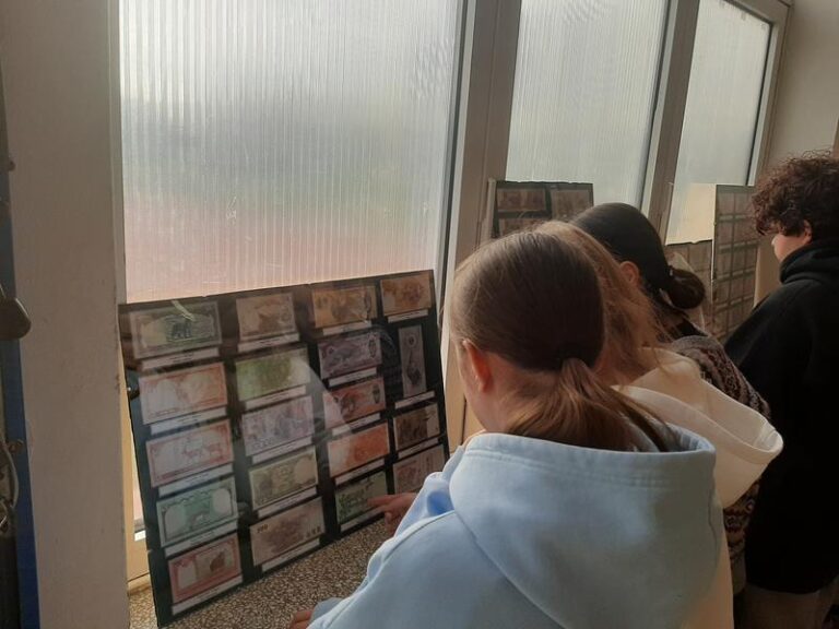 Akcji zbierania kasztanów i żołędzi przez uczniów Szkoły Podstawowej nr 3 w Leżajsku  - 