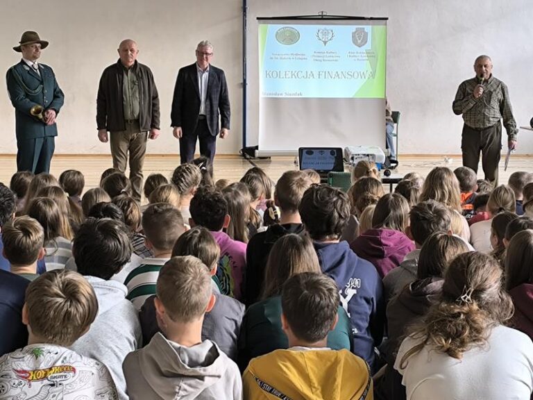 Akcji zbierania kasztanów i żołędzi przez uczniów Szkoły Podstawowej nr 3 w Leżajsku  - 