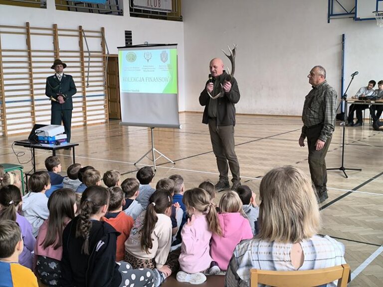 Akcji zbierania kasztanów i żołędzi przez uczniów Szkoły Podstawowej nr 3 w Leżajsku  - 