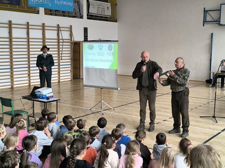 Akcji zbierania kasztanów i żołędzi przez uczniów Szkoły Podstawowej nr 3 w Leżajsku  - 