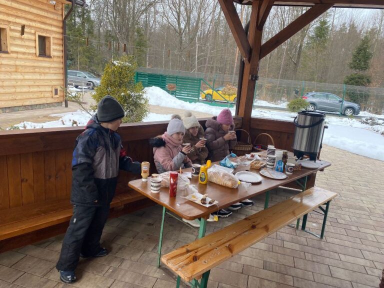 Akcja charytatywno – edukacyjna „Pomagamy zwierzętom przetrwać zimę”  - 